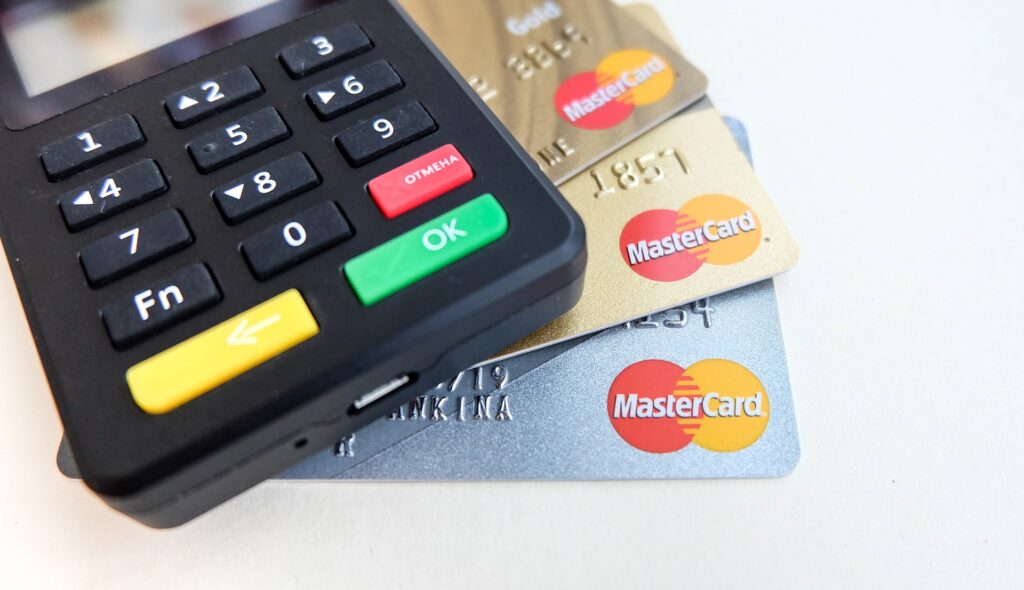 Caso você tenha como comprovar renda e possui um bom histórico de pagamento, as chances de conseguir um cartão de crédito com limite alto são maiores. Imagem: Pixabay