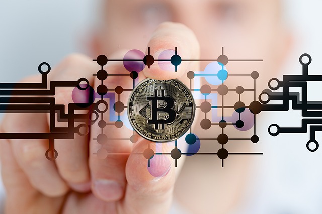 Investir em Bitcoin não é difícil. Contudo, é preciso estar atento ao seu perfil de investidor e recordar que esse tipo de  investimento é de alto risco. Imagem: Pixabay