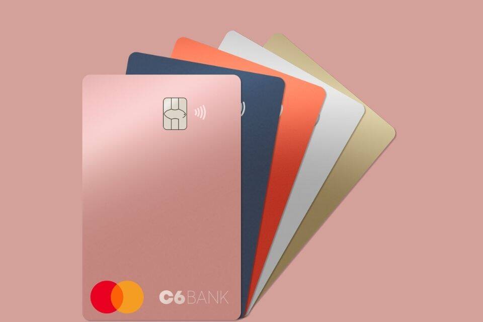 O cartão de crédito C6 Bank é fácil de aprovar e tem diversas cores, além de formas de personalização. Fonte: Mobills