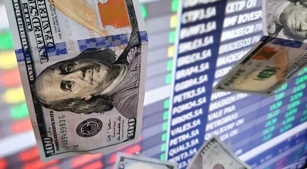 Dólar Ptax é feito a partir da variação do câmbio e ele é a base para as taxas de cartão de crédito internacional. FONTE: O GLOBO.