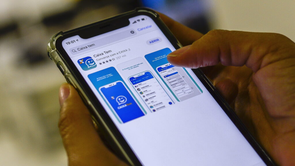O aplicativo Caixa Tem permite que os trabalhadores saibam se têm direito ao PIS 2023. Fonte: Jornal DCI.