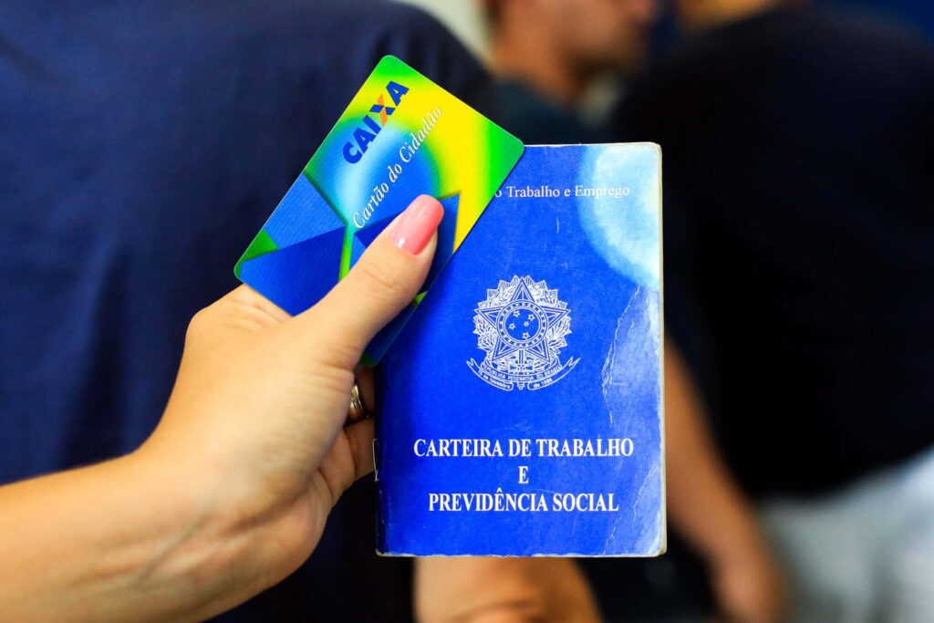 Trabalhadores podem resgatar o abono PIS 2023 através da Caixa, se tiverem trabalhado com carteira assinada. Fonte: Gazeta Sul de Minas