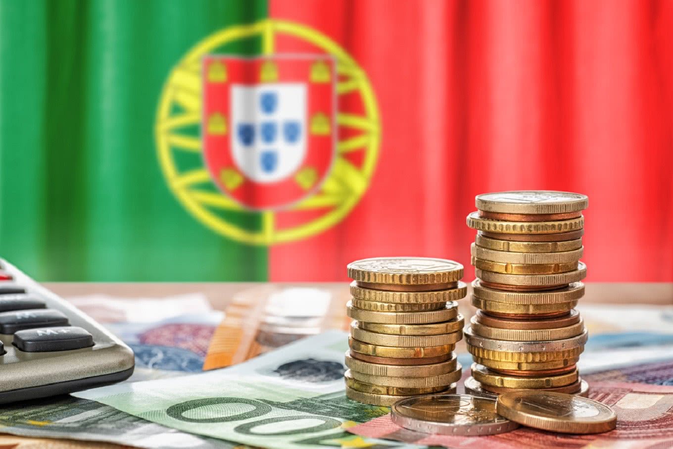 O salário mínimo em Portugal é pago em Euro e não chega nem a ser um dos mais altos da Europa. Fonte: Salário 2022.