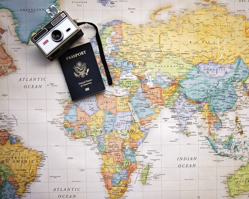 Existem inúmeros blogs de viagem e materiais na internet com roteiros prontos e com rotas de viagem econômicas. Imagem: Pixabay