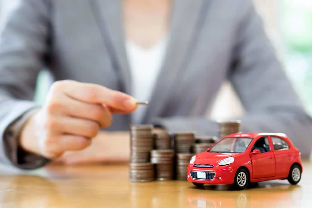 Seja para comprar ou alugar carro é preciso ter dinheiro reservado. Fonte: Doutor Multas