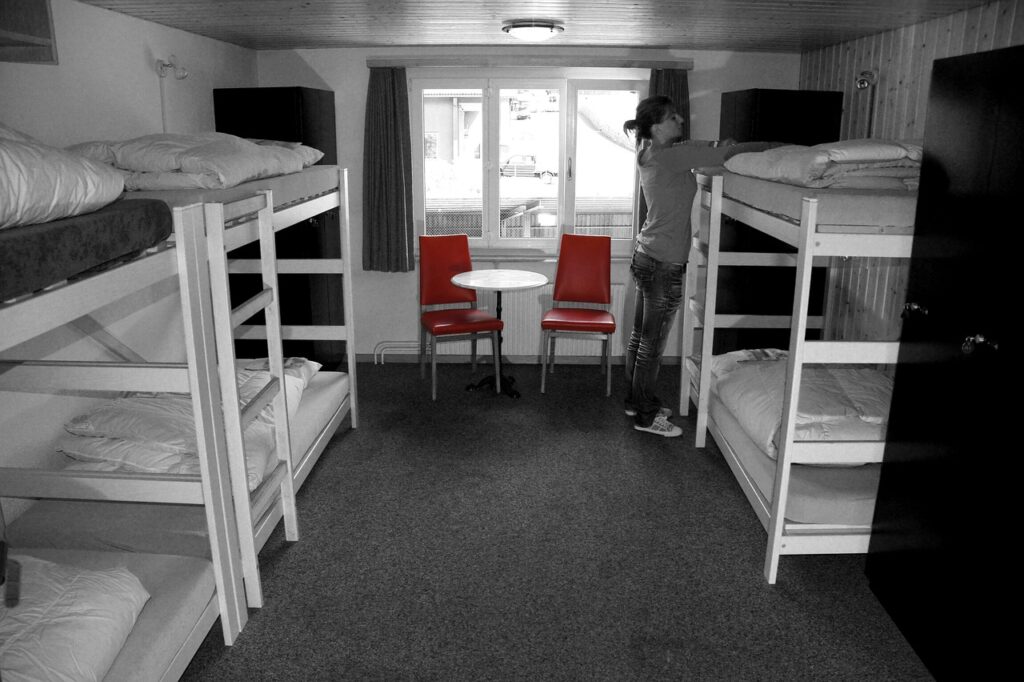O hostel é um tipo de hospedagem econômica que vale a pena investir. Há opções de dormitórios compartilhados exclusivos para mulheres, o que pode ser mais confortável para quem viaja sozinha. Imagem: Pixabay