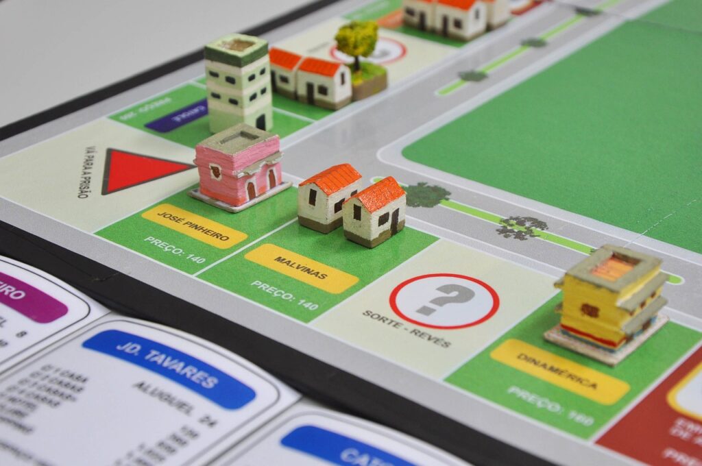 O famoso Banco Imobiliário - ou Monopoly - é uma brincadeira divertida e cheia de lições sobre educação financeira. Imagem: Pixabay