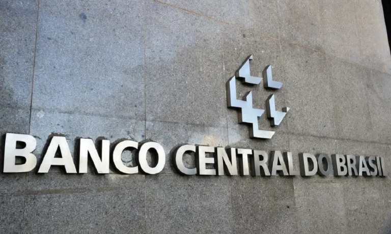 Mercado Cambial: Dólar Inicia Semana em Leve Alta diante da Expectativa do Copom