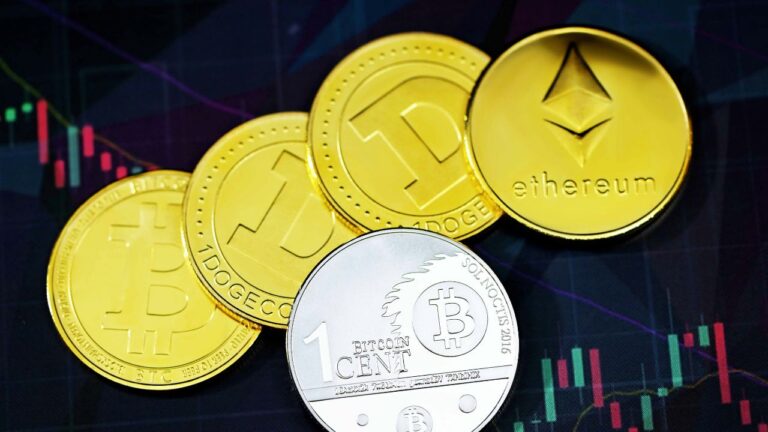 Bitcoin recupera perdas e avança no mercado de criptomoedas