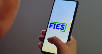 É possível renegociar a dívida do FIES de forma online através do smartphone. Fonte: Remessa Online. 